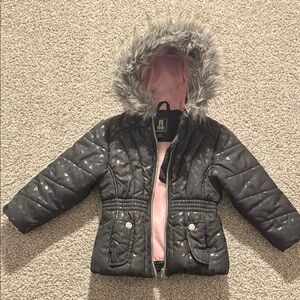 Rothschild Black Quilted Hooded Jacket with Faux Fur Trim. Size 2t.